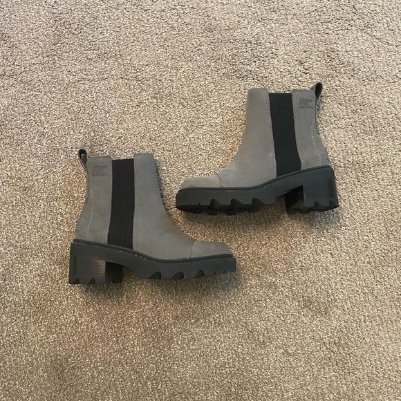 SOREL Gray Suede Chelsea Ankle Boots with Black Elastic. Size 5.5 - Picture 2 of 8